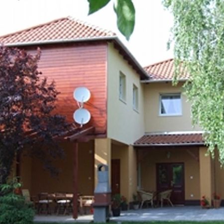 Ilona Apartmanhaz Komárom Exteriör bild