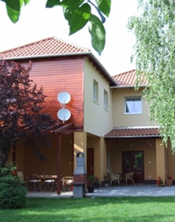Ilona Apartmanhaz Komárom Exteriör bild