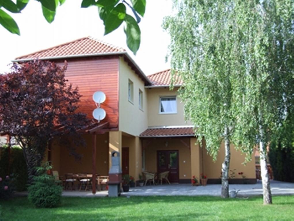 Ilona Apartmanhaz Komárom Exteriör bild