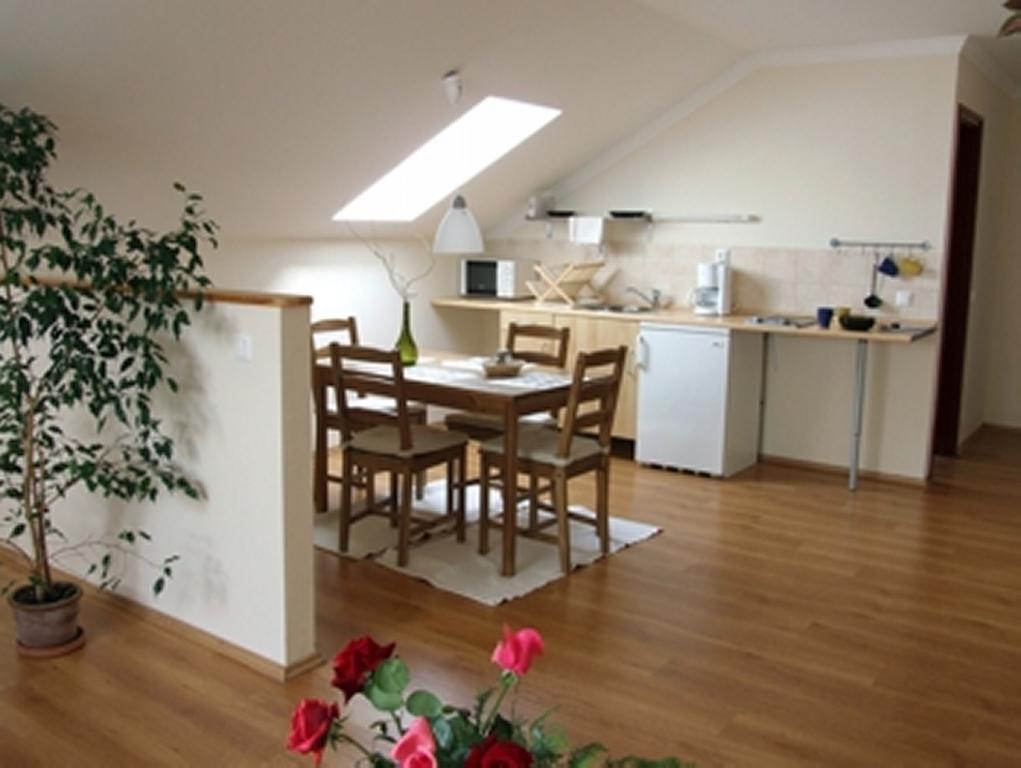 Ilona Apartmanhaz Komárom Rum bild